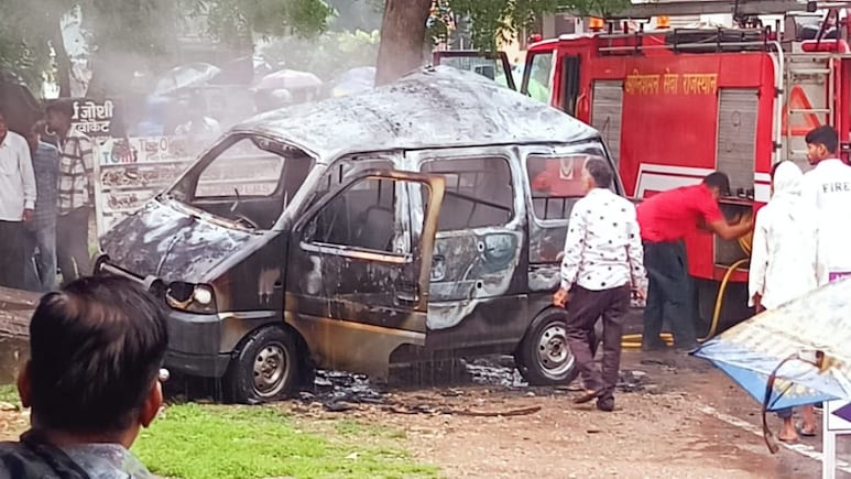 Watch Video: बच्चों को ले जा रही स्कूली वैन की गैस टंकी में भयानक ब्लास्ट, बाल-बाल बची जान Watch Video: बच्चों को ले जा रही स्कूली वैन की गैस टंकी में भयानक ब्लास्ट, बाल-बाल बची जान