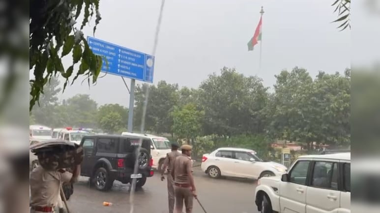 Rajasthan: राजस्थान विश्वविद्यालय में RSS के शस्त्र-पूजन के विरोध में उतरे NSUI कार्यकर्ता, पोस्टर फाड़ जताया विरोध, पुलिस का लाठीचार्ज