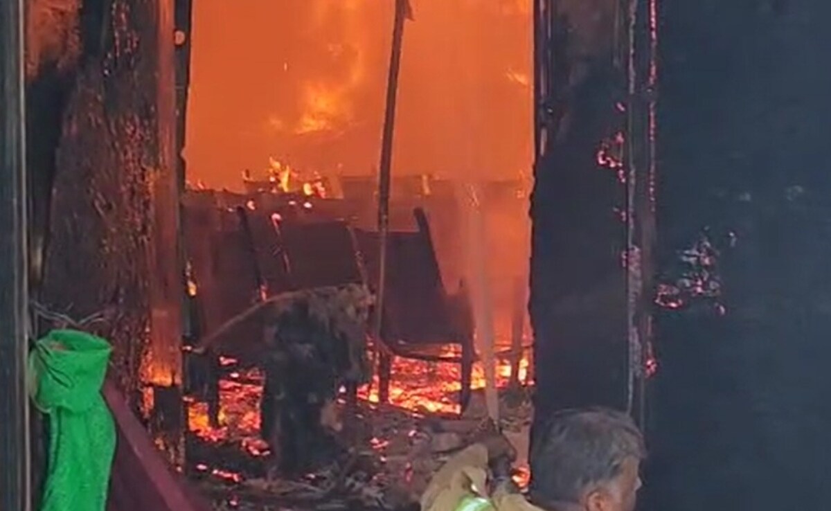 फायर ब्रिगेड की तीन गाड़ियों ने घंटों की मशक्कत के बाद आग पर काबू पाया. फायर ब्रिगेड की तीन गाड़ियों ने घंटों की मशक्कत के बाद आग पर काबू पाया.