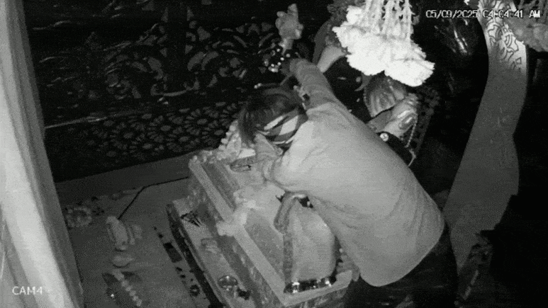 Rajasthan: अजमेर में गणेश जी की प्रतिमा से हार और कुंडल उड़ा ले गया चोर, CCTV में कैद हुई वारदात Rajasthan: अजमेर में गणेश जी की प्रतिमा से हार और कुंडल उड़ा ले गया चोर, CCTV में कैद हुई वारदात