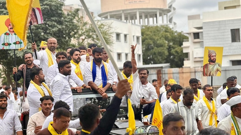 Laxman Hake vs Manoj Jarange: जरांगे चौथी पास! त्यांची औकात काय? ओबीसी नेत्यांची जहरी टीका Laxman Hake vs Manoj Jarange: जरांगे चौथी पास! त्यांची औकात काय? ओबीसी नेत्यांची जहरी टीका