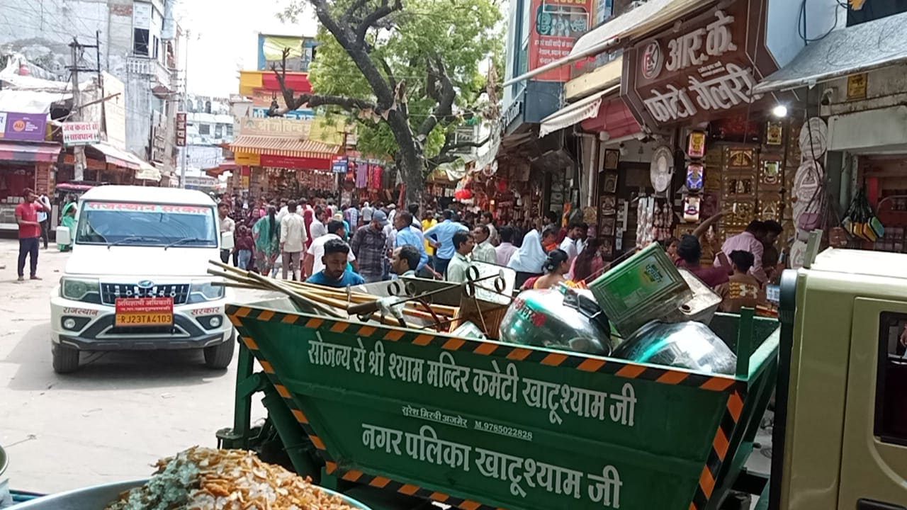 दुकानदारों का सामान उठाया गया. दुकानदारों का सामान उठाया गया.