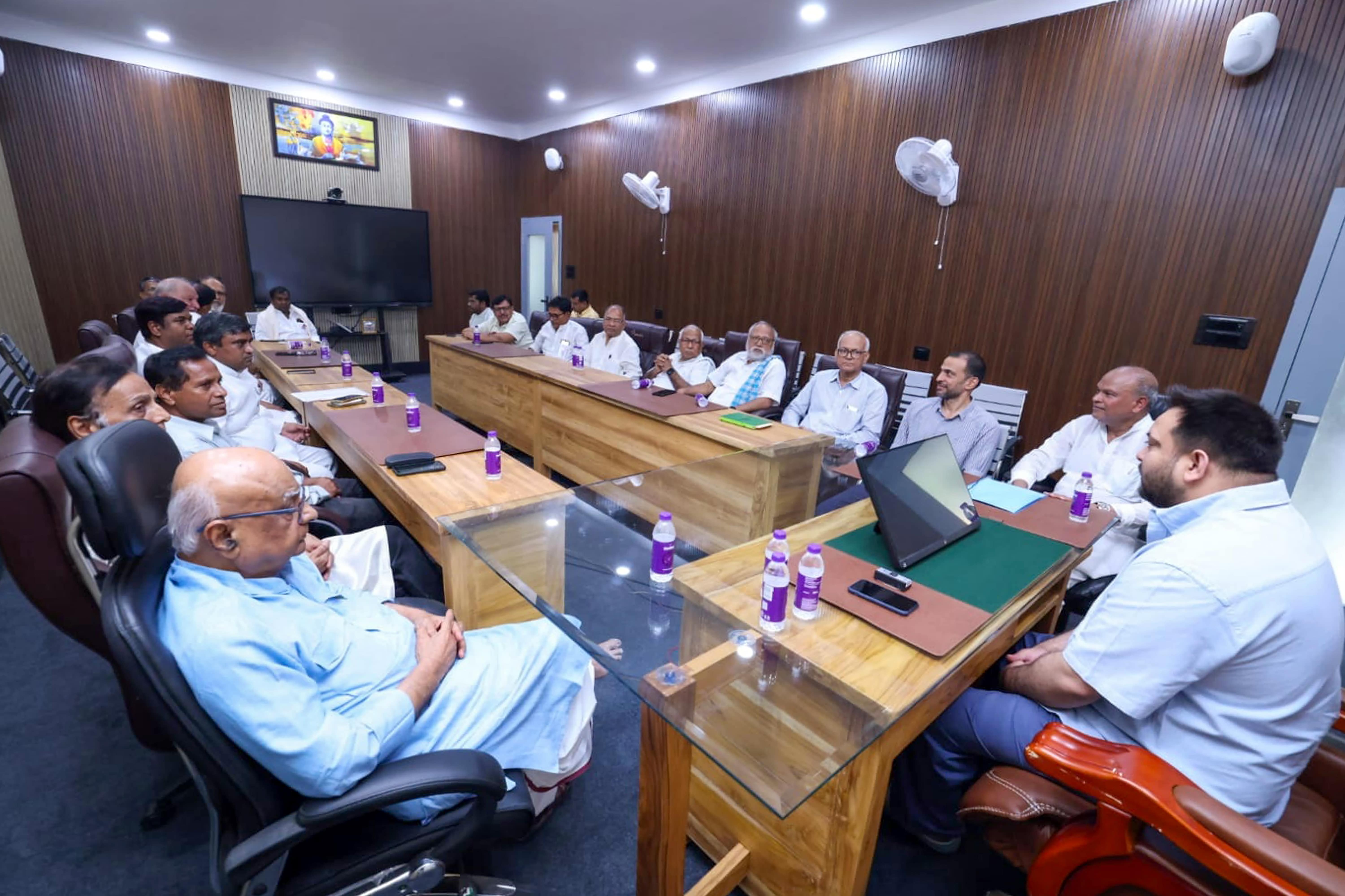 बिहार महागठबंधन में सीट शेयरिंग पर बड़ा अपडेट, तेजस्वी के घर मेगामीटिंग में बन गई बात; जानें घोषणा कब