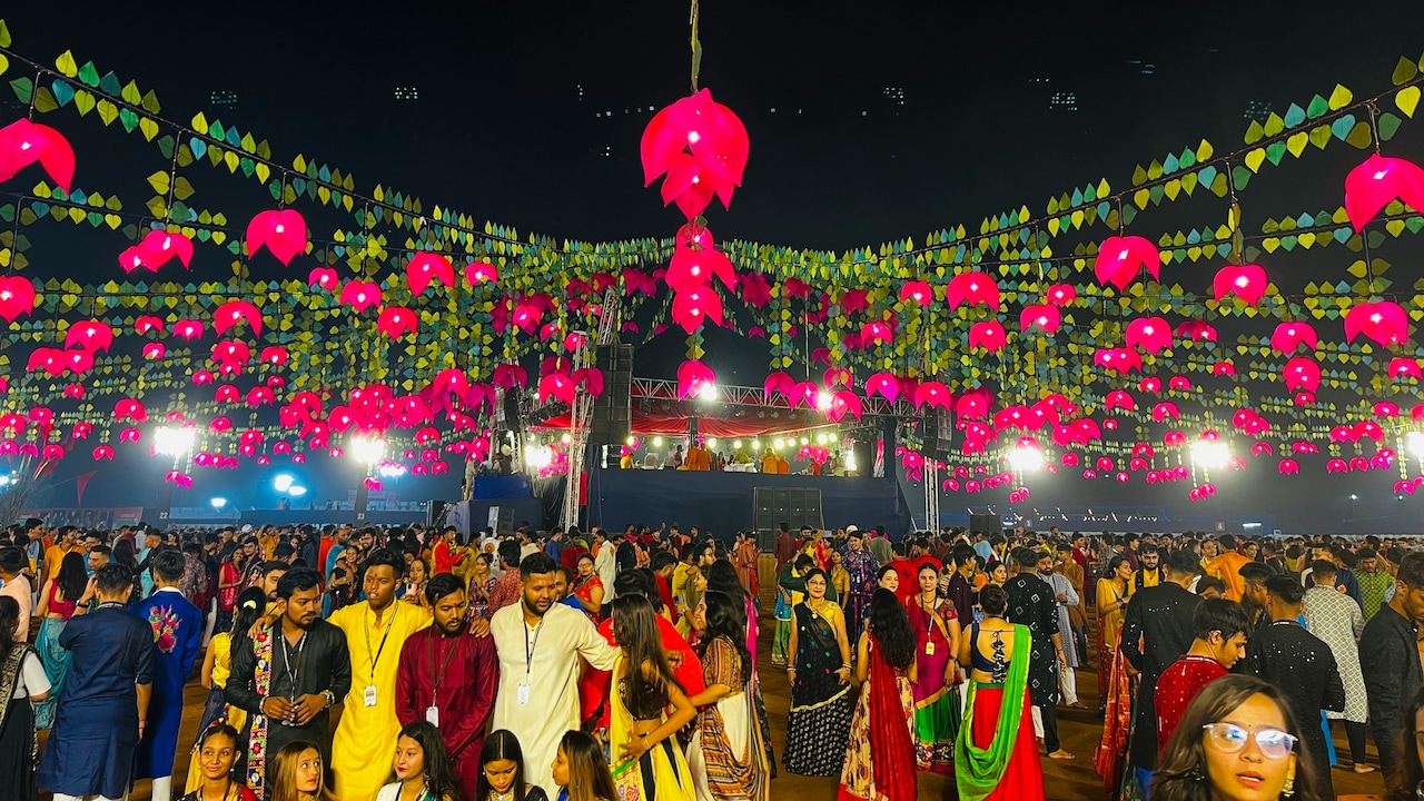 Which outfit colour is best for Navratri Day 1 to Day 9 Celebration?