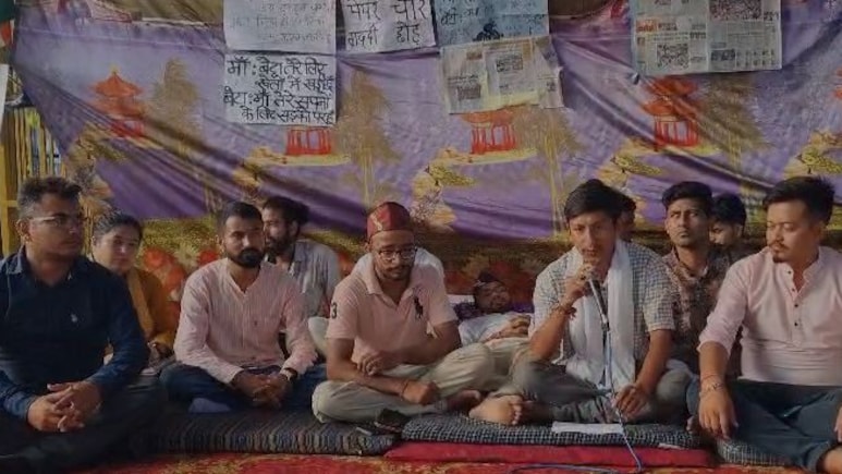 पेपर लीक प्रकरण पर भूख हड़ताल कर रहे बेरोजगार युवाओं ने तीसरे दिन लोगों को दिए फूल