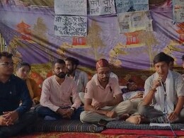 पेपर लीक प्रकरण पर भूख हड़ताल कर रहे बेरोजगार युवाओं ने तीसरे दिन लोगों को दिए फूल पेपर लीक प्रकरण पर भूख हड़ताल कर रहे बेरोजगार युवाओं ने तीसरे दिन लोगों को दिए फूल