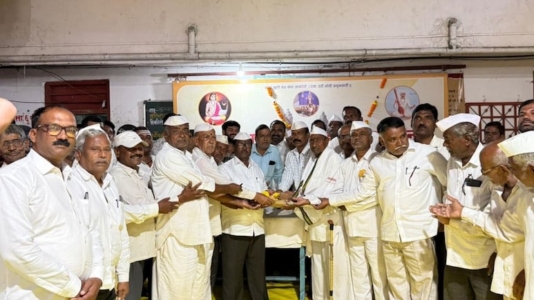 Sangli News: देवाच्या महाप्रसादातील वस्तूंचा लिलाव! एका नारळासाठी मोजले तब्बल 'इतके' हजार Sangli News: देवाच्या महाप्रसादातील वस्तूंचा लिलाव! एका नारळासाठी मोजले तब्बल 'इतके' हजार