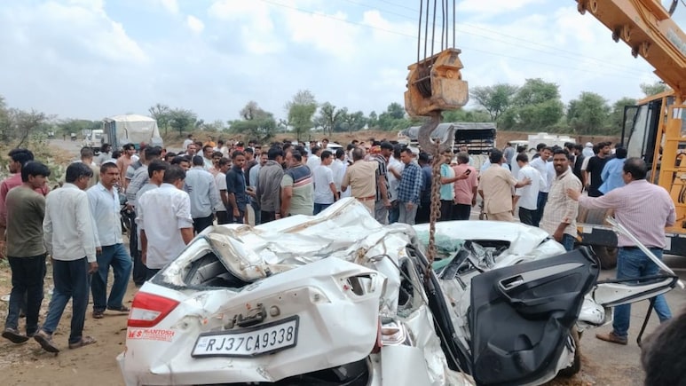 डीडवाना में भीषण सड़क हादसा, बस और कार की टक्कर में 2 लोगों की मौत,19 से ज्यादा घायल डीडवाना में भीषण सड़क हादसा, बस और कार की टक्कर में 2 लोगों की मौत,19 से ज्यादा घायल