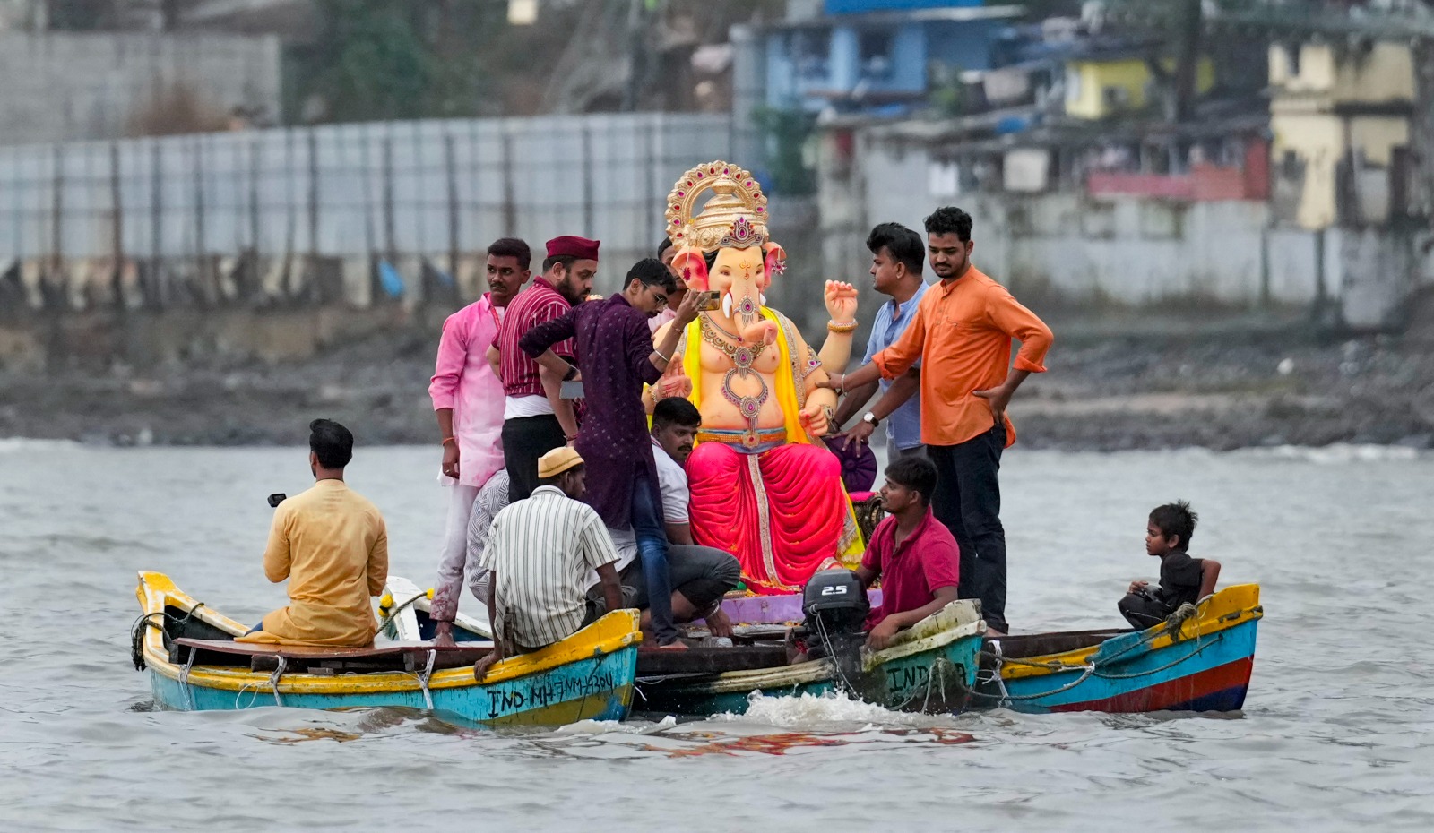 गणपति विसर्जन के बाद BMC का 'ऑपरेशन रीसायकल', जानें PoP मूर्तियों के 2000 टन मलबे का क्या होगा?