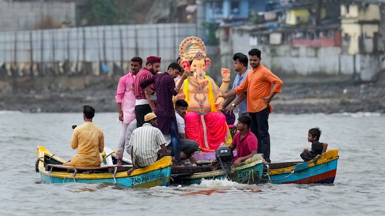 मुंबई में गणपति विसर्जन के बाद 2000 टन मलबे का क्या होगा? मुंबई में गणपति विसर्जन के बाद 2000 टन मलबे का क्या होगा?