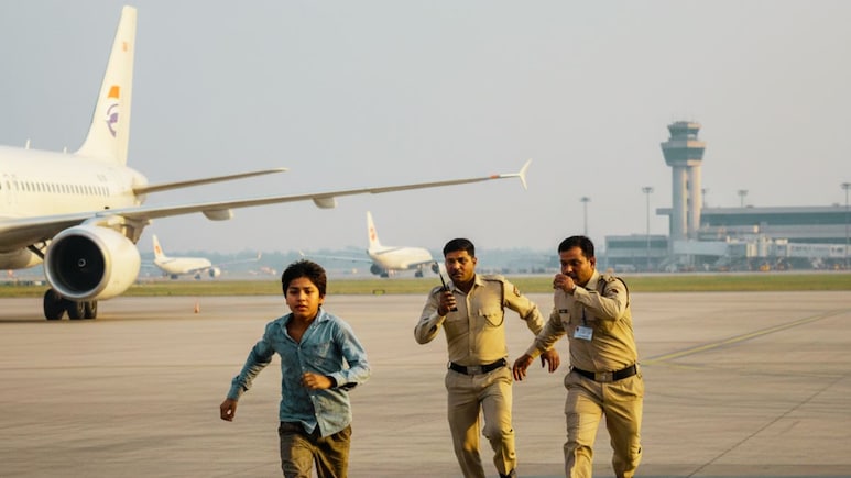 Plane landing gear : विमानाच्या चाकामध्ये लपून काबुलहून दिल्लीला पोहोचला, सर्वजण हैराण, जिवंत कसा वाचला?