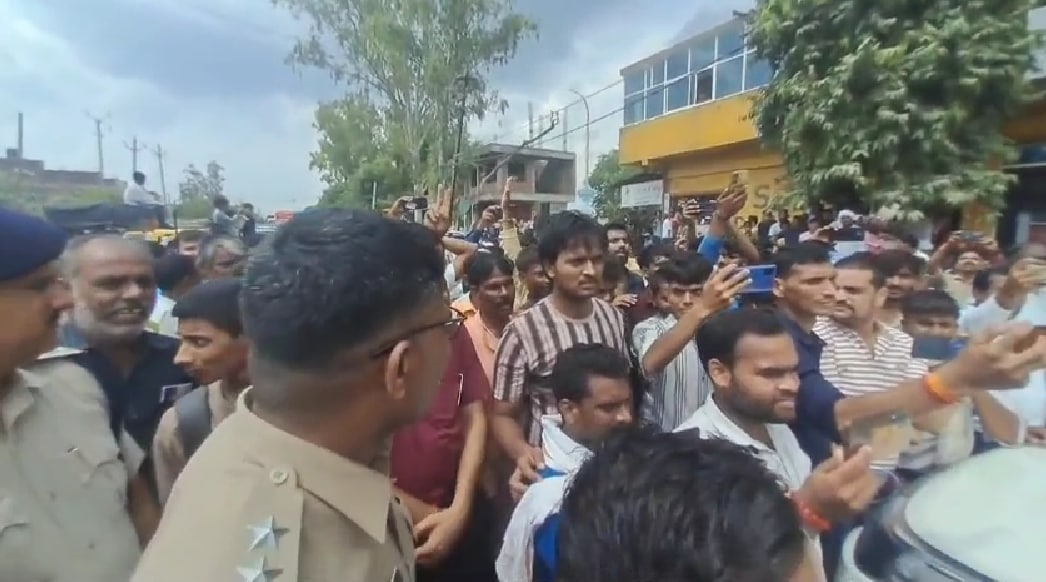 अपनी मांग को लेकर सड़क पर उतरे किसान अपनी मांग को लेकर सड़क पर उतरे किसान