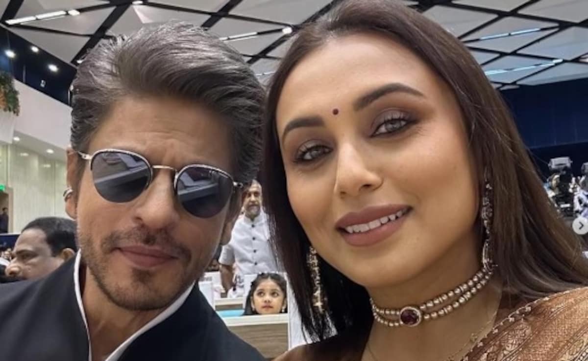 Watch: Shah Rukh Khan Kisses Rani Mukerji On Her Cheek At National Awards Ceremony
