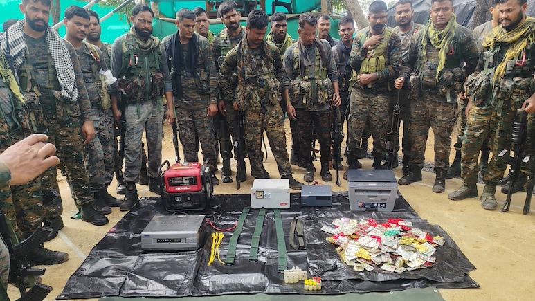 पहाड़ियों के बीच नक्सलियों का सीक्रेट ठिकाना, सुरक्षाबलों ने 42 लोहे और 71 लकड़ी की स्पाइक किए बरामद