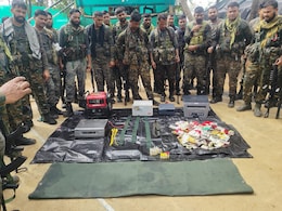 पहाड़ियों के बीच नक्सलियों का सीक्रेट ठिकाना, सुरक्षाबलों ने 42 लोहे और 71 लकड़ी की स्पाइक किए बरामद पहाड़ियों के बीच नक्सलियों का सीक्रेट ठिकाना, सुरक्षाबलों ने 42 लोहे और 71 लकड़ी की स्पाइक किए बरामद