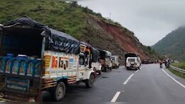 उदयपुर में नेशनल हाईवे 58 ई पर लैंडस्लाइड, गाड़&zwj;ियों की लगी लंबी कतार