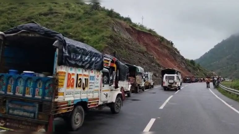 उदयपुर में नेशनल हाईवे 58 ई पर लैंडस्लाइड, गाड़‍ियों की लगी लंबी कतार