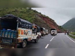 उदयपुर में नेशनल हाईवे 58 ई पर लैंडस्लाइड, गाड़ियों की लगी लंबी कतार उदयपुर में नेशनल हाईवे 58 ई पर लैंडस्लाइड, गाड़ियों की लगी लंबी कतार