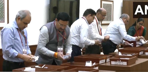 उपराष्ट्रपति चुनाव: मतदान के बाद वोटों की गिनती जारी, कुछ ही देर में नतीजे