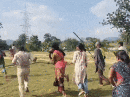 शराब की जांच करने पहुंची पुलिस को दौड़ा-दौड़ाकर पीटा, जमकर बरसाए लाठी-डंडे शराब की जांच करने पहुंची पुलिस को दौड़ा-दौड़ाकर पीटा, जमकर बरसाए लाठी-डंडे