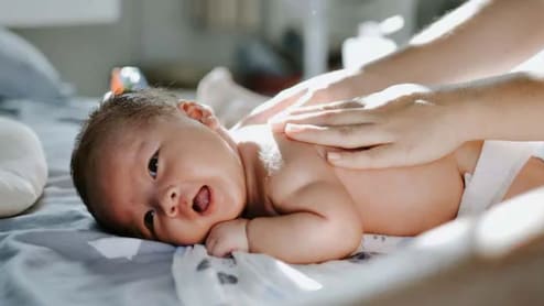 बच्चे के शरीर से बाल साफ करने के लिए आटे की लोई रगड़नी चाहिए? डॉक्टर से जान लें जवाब