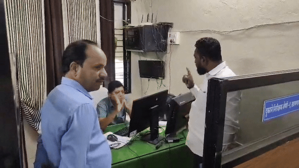 मुंह काला कर देंगे...  महाराष्ट्र में फिर दिखी MNS की गुंडागर्दी! अधिकारी को धमकाया