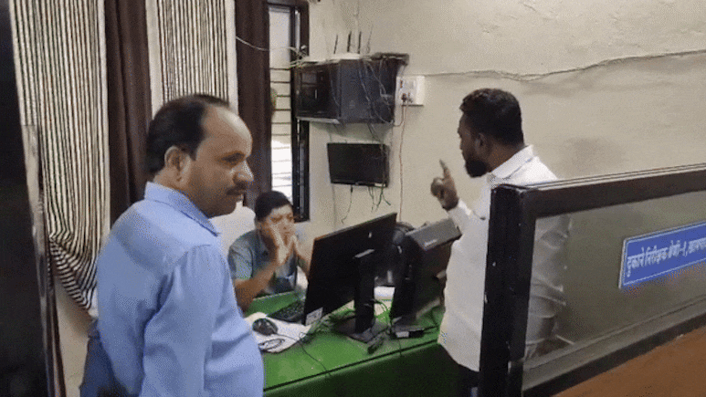 मुंह काला कर देंगे...  महाराष्ट्र में फिर दिखी MNS की गुंडागर्दी! अधिकारी को धमकाया