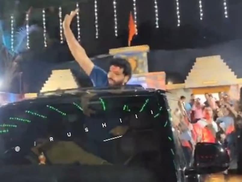 Watch - "Mumbaicha Raja...": Rohit Sharma Struggles To Move Car As Hundreds Of Fans Chant His Name