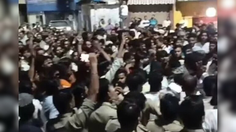 पहले थाने का घेराव फिर जमकर चलाए पत्थर... यूपी के शाहजहांपुर में आखिर क्यों मचा है बवाल, पढ़ें पीछे की पूरी कहानी