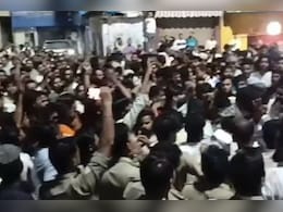 पहले थाने का घेराव फिर जमकर चलाए पत्थर... यूपी के शाहजहांपुर में आखिर क्यों मचा है बवाल, पढ़ें पीछे की पूरी कहानी पहले थाने का घेराव फिर जमकर चलाए पत्थर... यूपी के शाहजहांपुर में आखिर क्यों मचा है बवाल, पढ़ें पीछे की पूरी कहानी