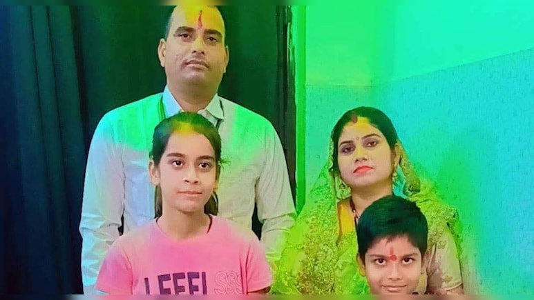 कॉन्स्टेबल पति की मौत का सदमा बर्दाश्त नहीं कर पाई पत्नी, जहर खाकर दी जान; अनाथ हुए 2 बच्चे कॉन्स्टेबल पति की मौत का सदमा बर्दाश्त नहीं कर पाई पत्नी, जहर खाकर दी जान; अनाथ हुए 2 बच्चे