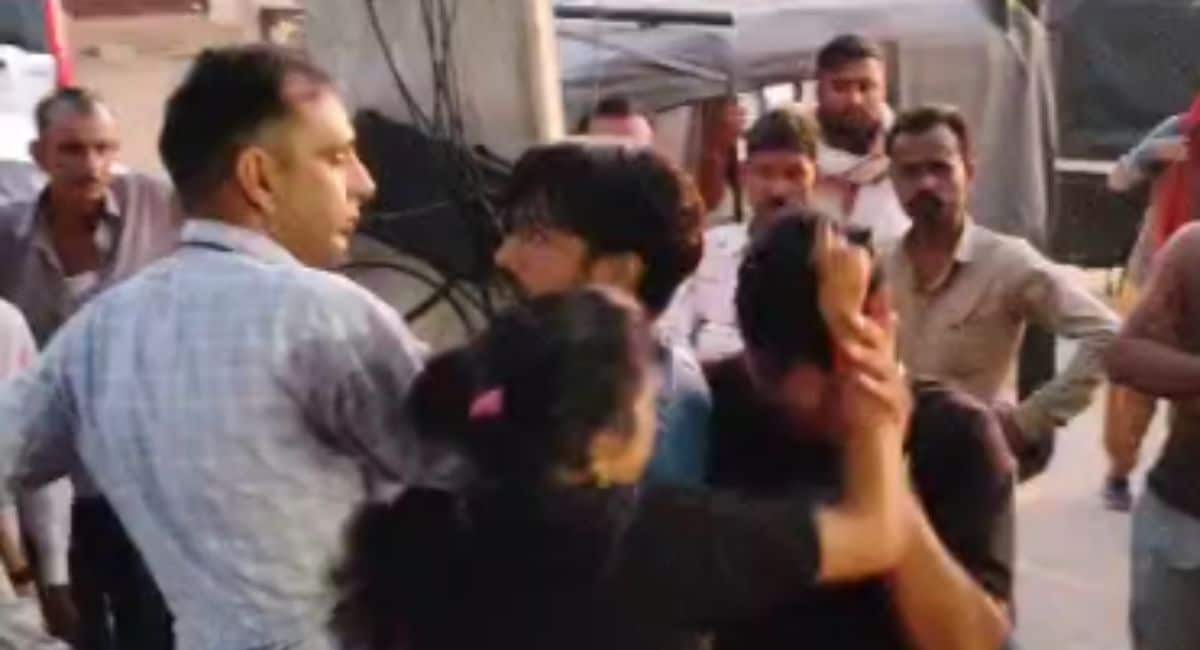 पुलिस वालों के बाल नोचे और थप्पड़ मारे. पुलिस वालों के बाल नोचे और थप्पड़ मारे.