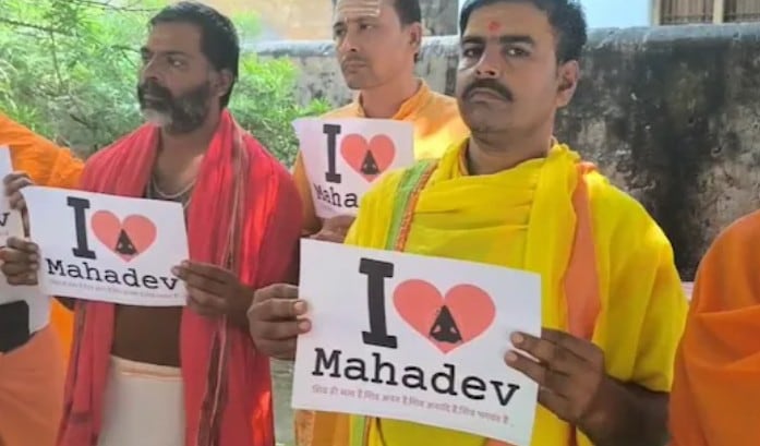 वाराणसी में आई लव महादेव के पोस्टरों से जवाब दिया गया. वाराणसी में आई लव महादेव के पोस्टरों से जवाब दिया गया.