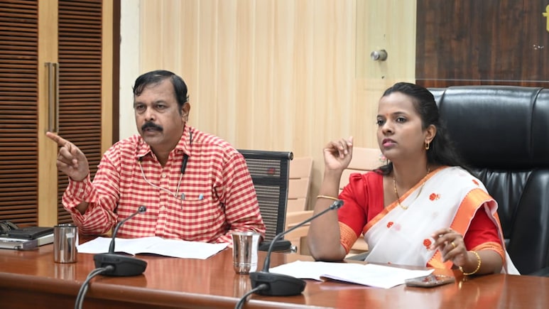 Sindhudurg News: ग्राहकांचे प्रश्न सोडवण्यासाठी बोलावली बैठक, अनेक विभाग प्रमुख गायब; कारवाई काय होणार ?
