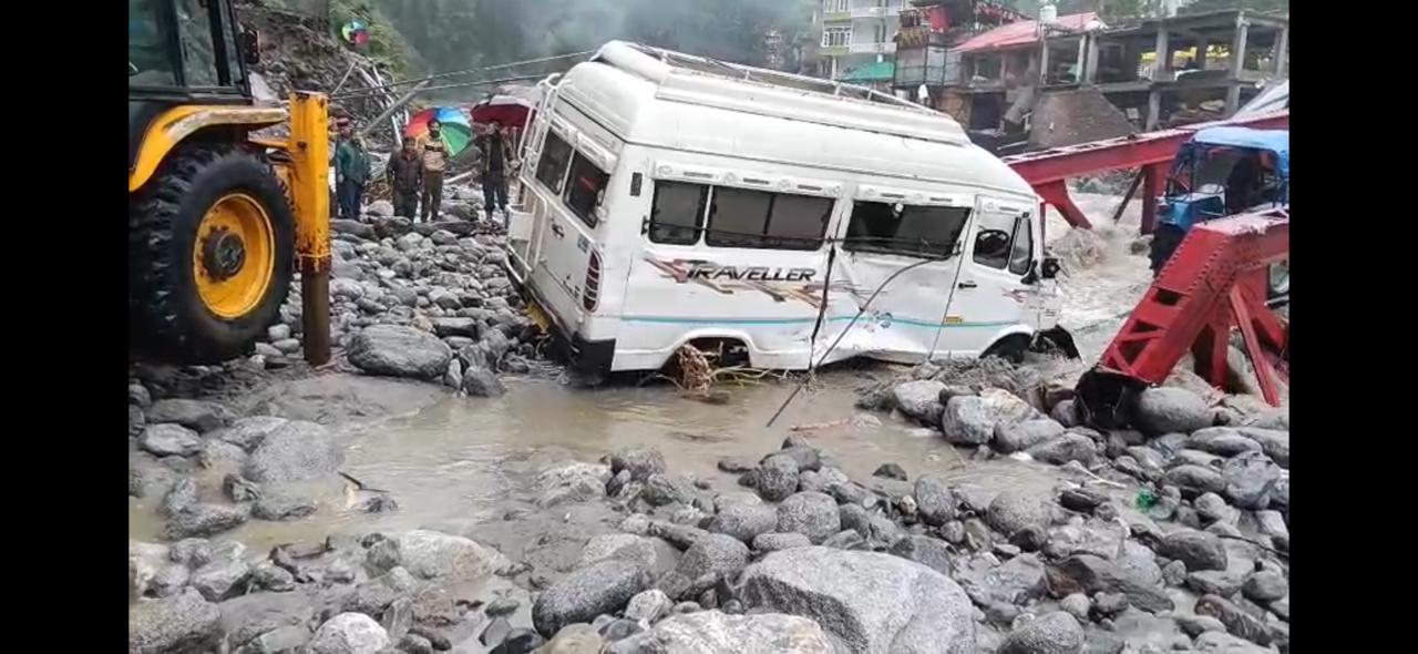 Delhi Flood: खतरे के निशान से 1 मीटर ऊपर बह रही यमुना, कई इलाकों में घुसा पानी, जानें ताजा हालात