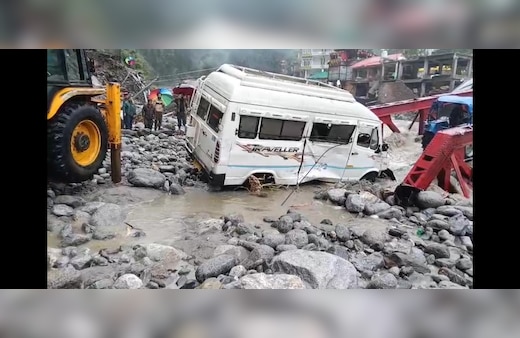 खतरे के निशान से 2 मीटर ऊपर बह रही यमुना, कश्मीरी गेट का वासुदेव घाट पूरी तरह जलमग्न, जानें हर अपडेट
