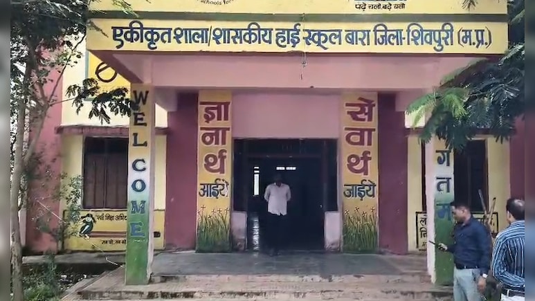 स्कूल में भी भेदभाव: 20 बच्चे खाते मिड डे मील, बाकी घर से लाते खाना; कागजों पर 350 को खिलाकर हो रहा घोटाला स्कूल में भी भेदभाव: 20 बच्चे खाते मिड डे मील, बाकी घर से लाते खाना; कागजों पर 350 को खिलाकर हो रहा घोटाला