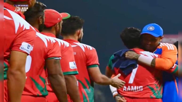 Asia Cup 2025: पाकिस्तान टीम को लगी मिर्ची, कप्तान सूर्या ने मैच के बाद ओमान के 'पाकिस्तानी प्लेयर' को लगाया गले से