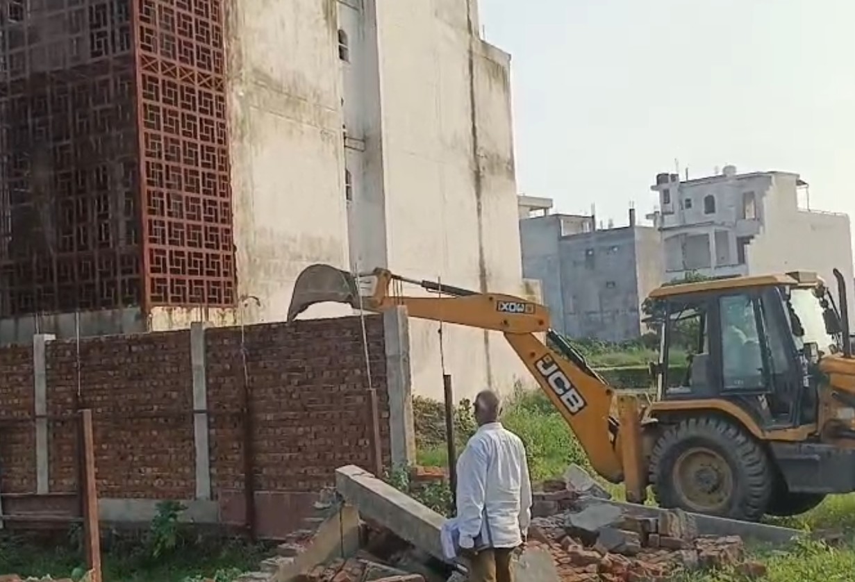 हिंदुओं की 'नो एंट्री' वाली अब्दुल्ला रेजीडेंसी में चला बुलडोजर, सरकारी जमीन मुक्त, मालिकों पर केस दर्ज