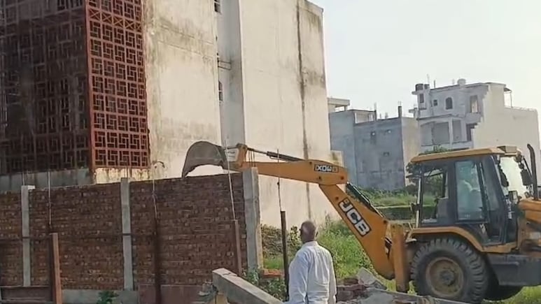 हिंदुओं की 'नो एंट्री' वाली अब्दुल्ला रेजीडेंसी में चला बुलडोजर, सरकारी जमीन मुक्त, मालिकों पर केस दर्ज