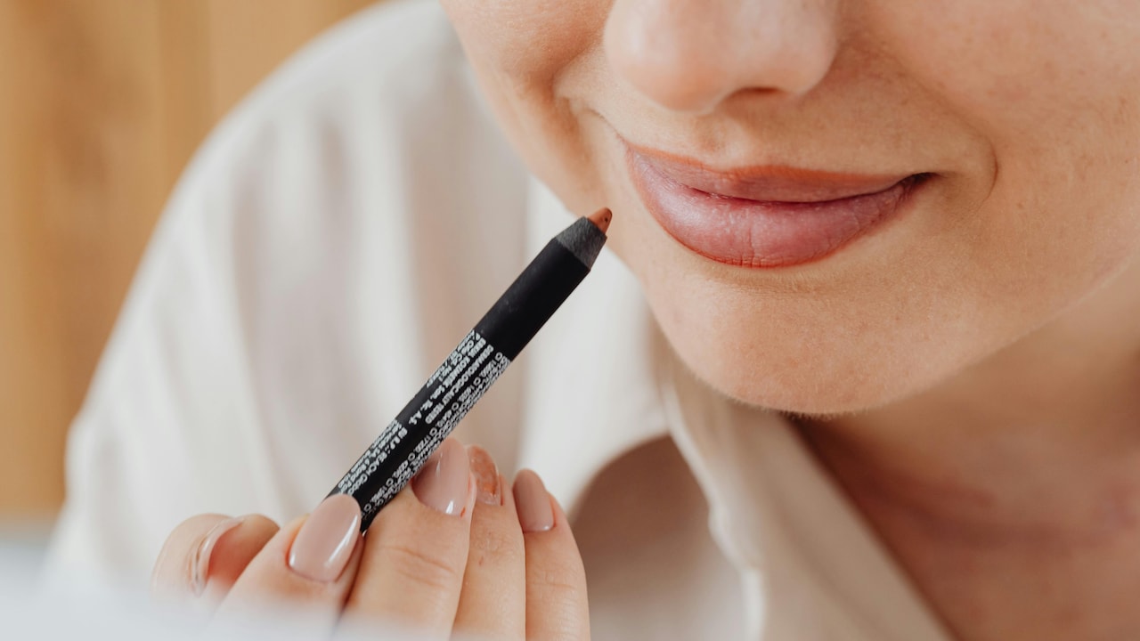 10 top tips and tricks for applying lip liner to make it last for a long time.