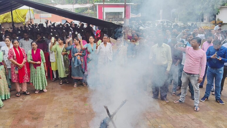 संविदा का फूंका पुतला और सरकार को जगाने का किया प्रयास, अपनी 10 सूत्रीय मांगों पर अड़े NHM कर्मी संविदा का फूंका पुतला और सरकार को जगाने का किया प्रयास, अपनी 10 सूत्रीय मांगों पर अड़े NHM कर्मी
