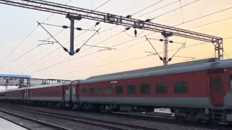Rajasthan: बूंदी में ट्रेन से गिरा पाकिस्तानी नागरिक, बार-बार बदल रहा बयान, खुफिया एजेंसी एक्टिव