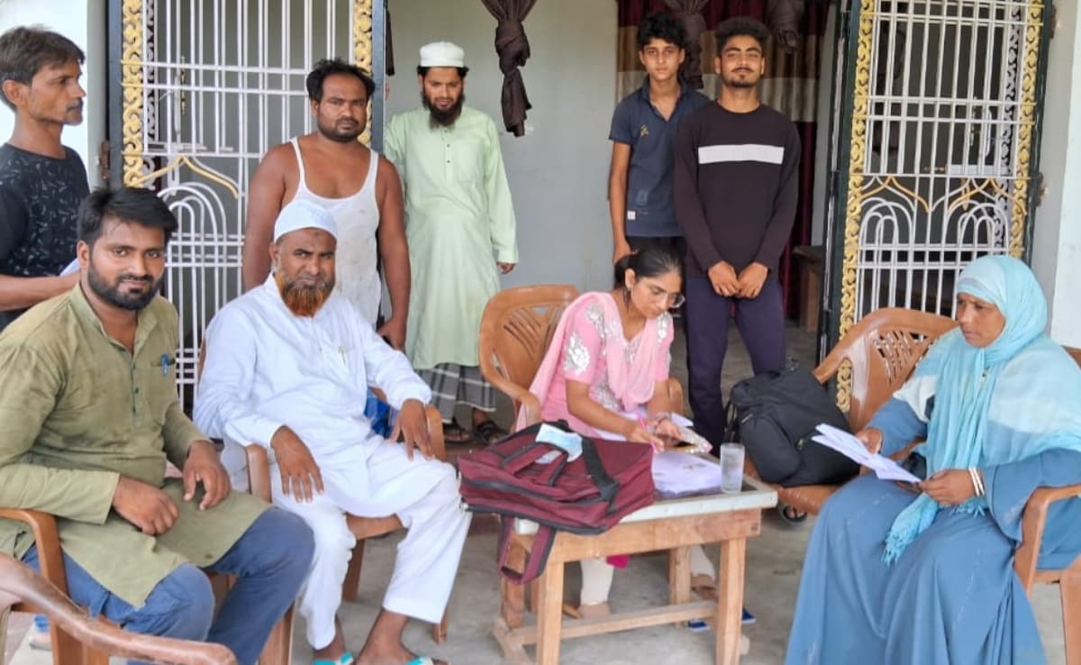 बिहार में चुनाव आयोग की ओर से कराए गए विशेष पुनरीक्षण अभियान में भाग लेते मतदाता. बिहार में चुनाव आयोग की ओर से कराए गए विशेष पुनरीक्षण अभियान में भाग लेते मतदाता.