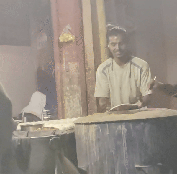 रोटी पर थूकता है... गाजियाबाद में करीम होटल के इस कारीगर की करतूत तो देखिए