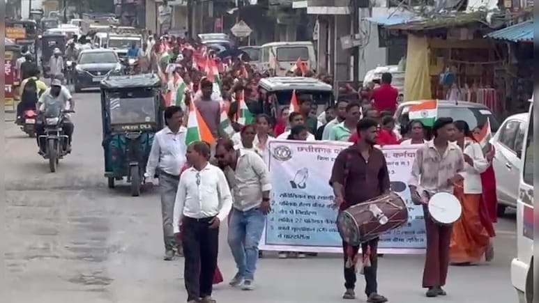 NHM कर्मचारी संघ ने मांगों को लेकर किया जल सत्याग्रह, छत्तीसगढ़ में जारी है कर्मचारियों की कई दिनों से हड़ताल