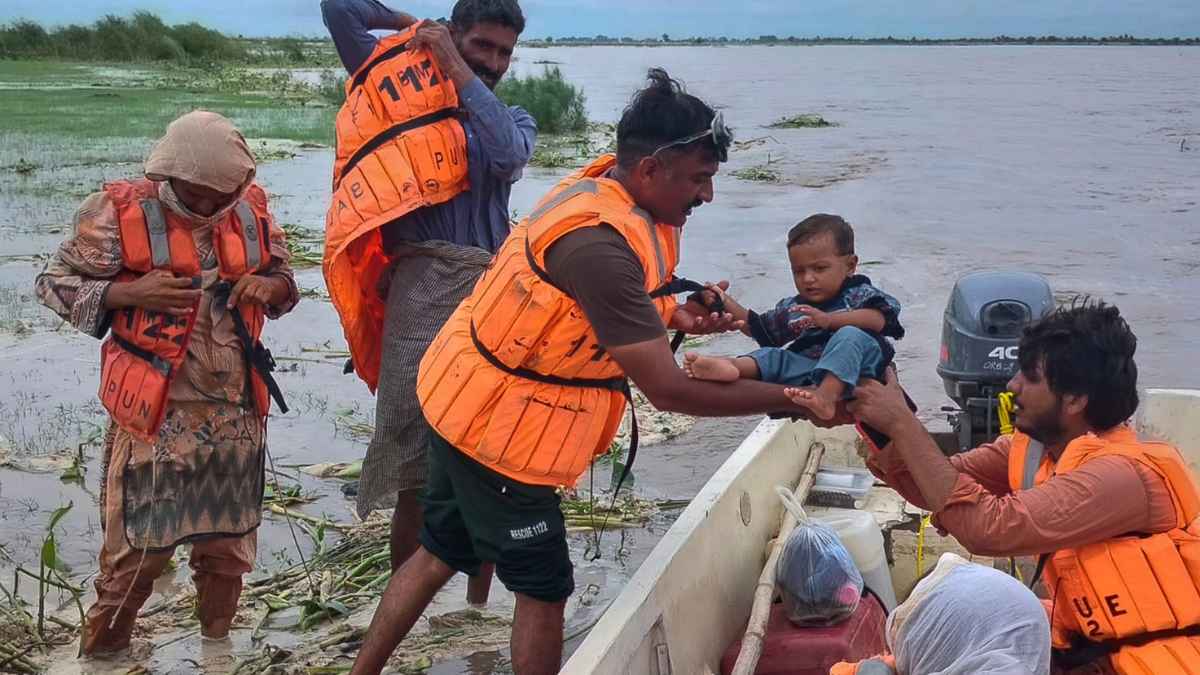 इतिहास के बड़े बाढ़ संकट से जूझ रहा पाकिस्तान का पंजाब प्रांत, 20 लाख लोगों पर आफत