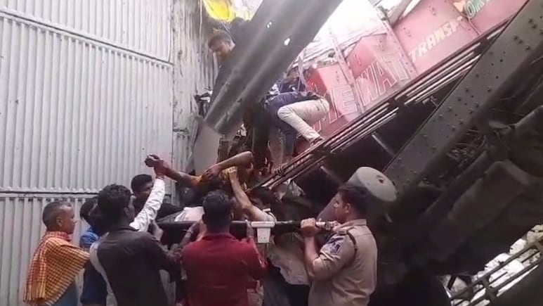 रतलाम में दिल्ली मुंबई एक्सप्रेस-वे पर हादसा, पुल से गिरा ट्रक; ड्राइवर की मौत