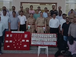 सांगली में 'स्पेशल 26' स्टाइल लूट: इनकम टैक्स ऑफिसर बनकर करोड़ों की ठगी, तीन गिरफ्तार सांगली में 'स्पेशल 26' स्टाइल लूट: इनकम टैक्स ऑफिसर बनकर करोड़ों की ठगी, तीन गिरफ्तार
