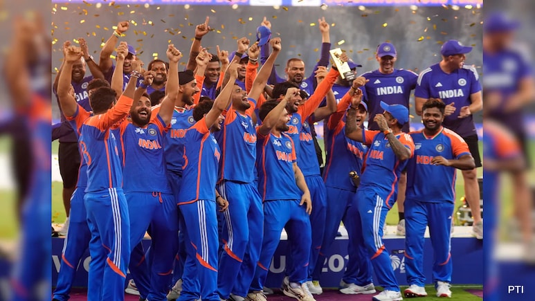 एशियाई चैंपियन बनने पर टीम इंडिया पर हुई पैसों की बारिश, BCCI ने किया करोड़ों की प्राइज मनी का ऐलान एशियाई चैंपियन बनने पर टीम इंडिया पर हुई पैसों की बारिश, BCCI ने किया करोड़ों की प्राइज मनी का ऐलान